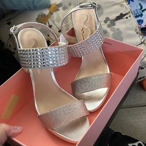 Nina Size 8 Silver and Crystal Shoes.